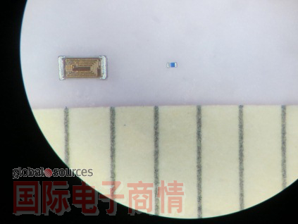 村田制作所(Murata)的標(biāo)準(zhǔn)電感(regular inductor , 尺寸1.0×0.5mmm)。右圖是薄膜電感，尺寸僅0.25×0.125mm。