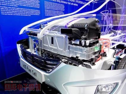 2012年度巴黎車展:韓國車廠Hyundai的ix35 Fuel Cell是以氫燃料電池為動力，將氫轉(zhuǎn)換成電力供應(yīng)至電動馬達(dá)，所產(chǎn)生的物質(zhì)只有水